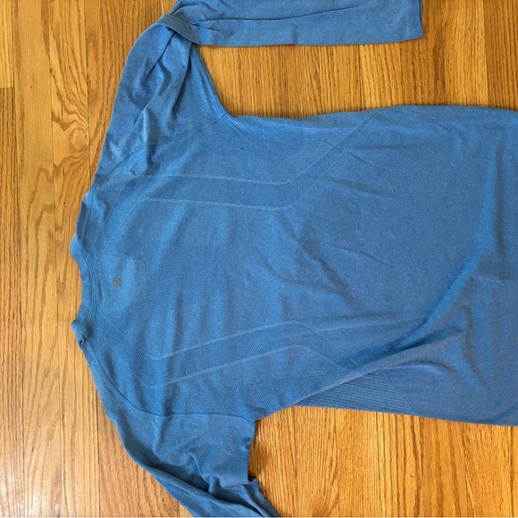Lululemon light blue long sleeve men’s small - Picture 4 of 4